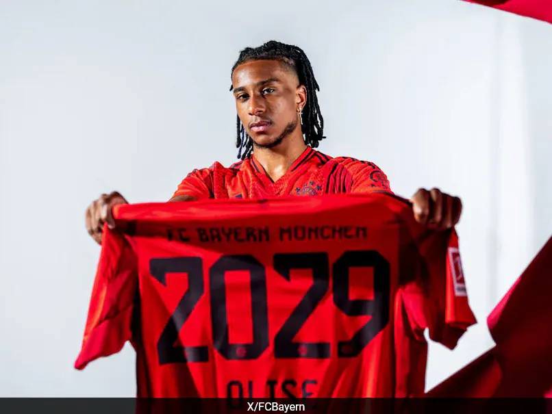 Micheal Olise posing with the bayern kit. Image Credit: FC Bayern Image