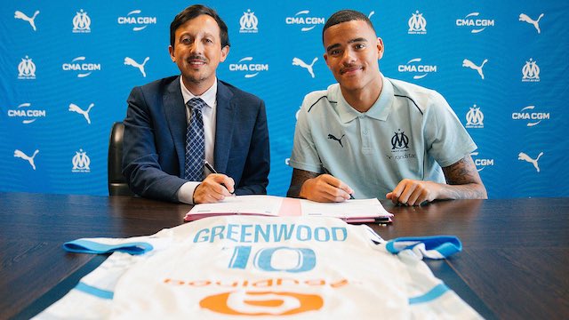 Mason Greenwood signing his contract. Image Credit: FC Marseille Image