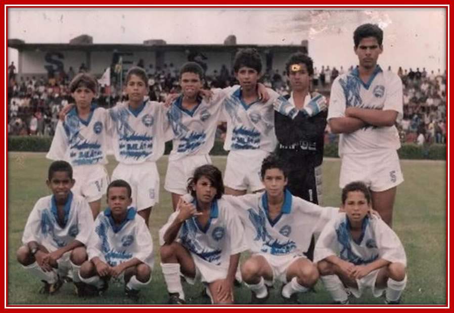 Pepe with his teammates as a young boy. Image credit: footballbiography.com Image