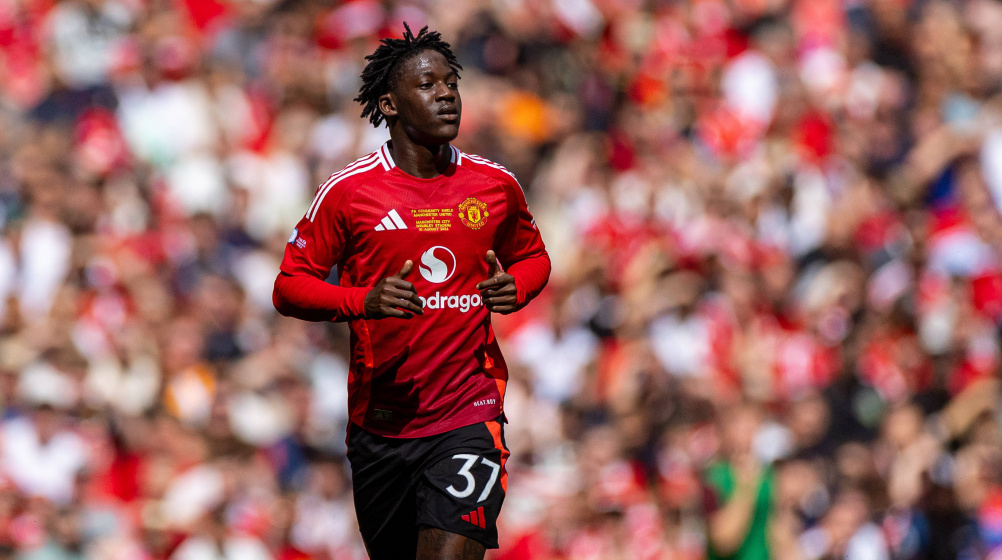 Kobbie Mainoo in action Kobbie Mainoo - manchester united